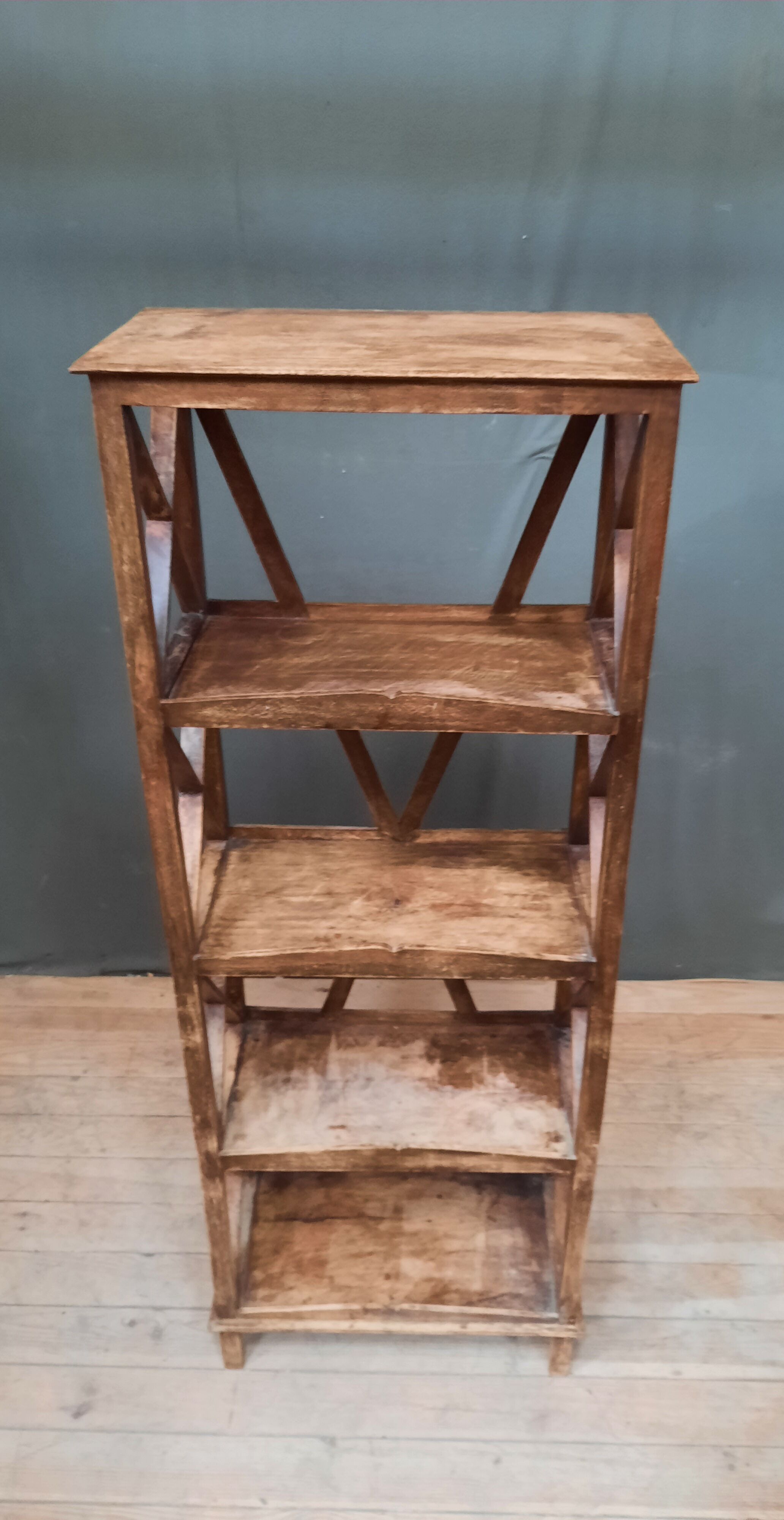 Flooring on braced feet