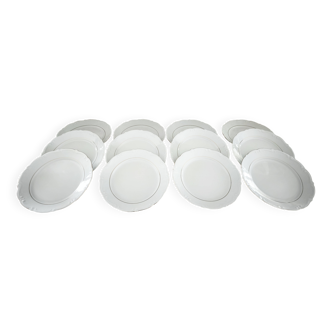 12 flat plates in porcelain with double gold rim.