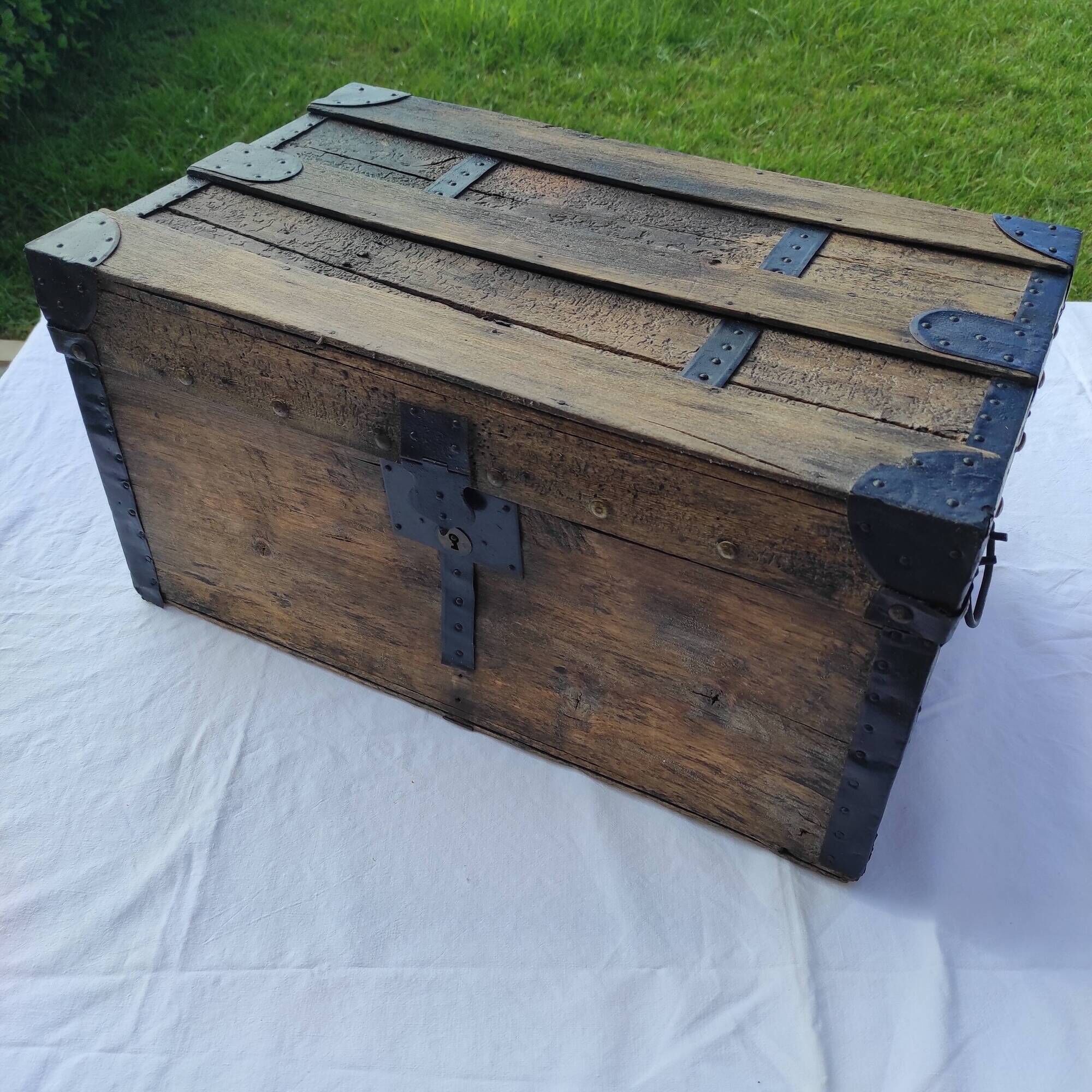 Small wooden trunk of 60 x 36 x 31 cm of dimensions