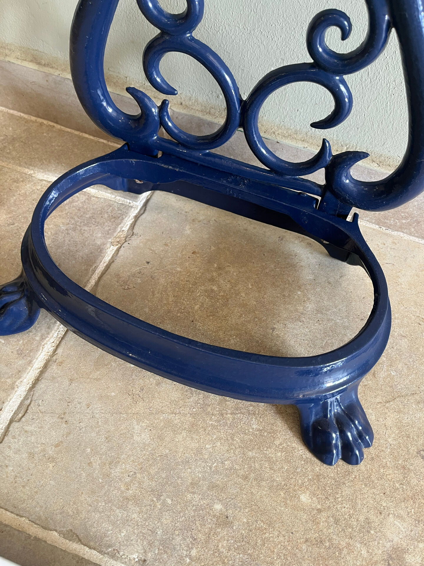 Enamelled cast iron umbrella stand from the early 20th century.
