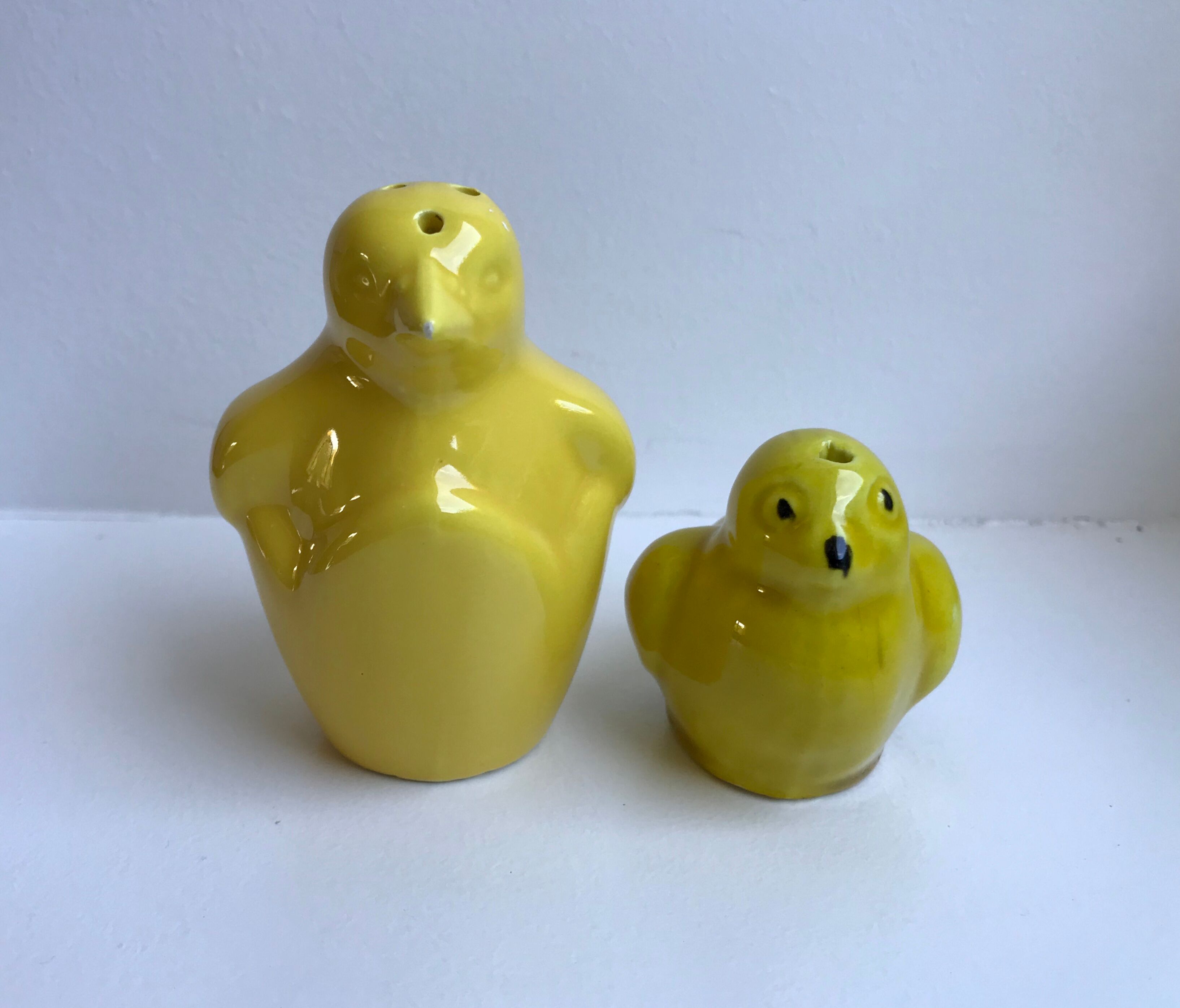 Duo of ceramic salt shakers style chick and vintage penguin