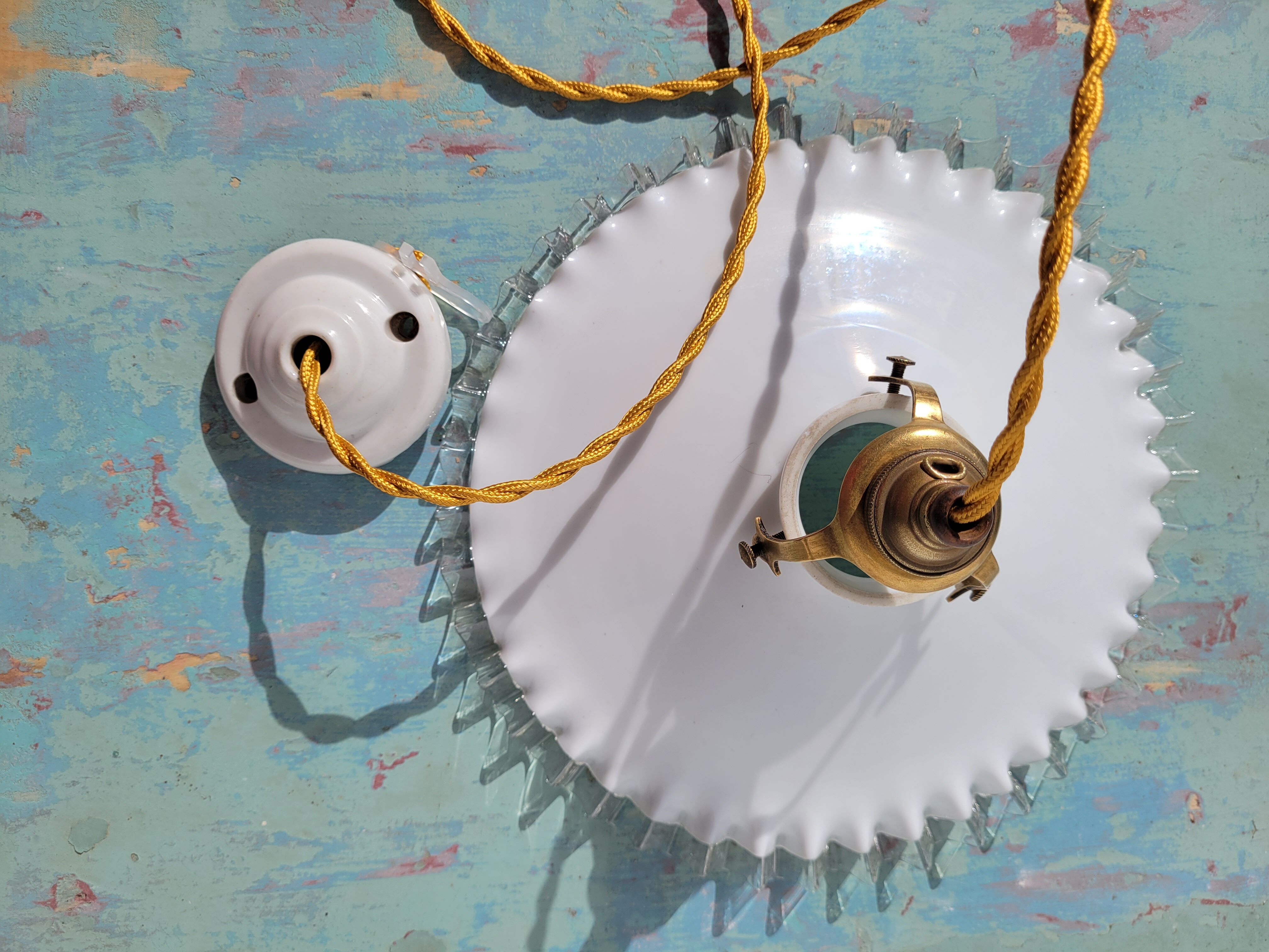 Serrated opaline suspension