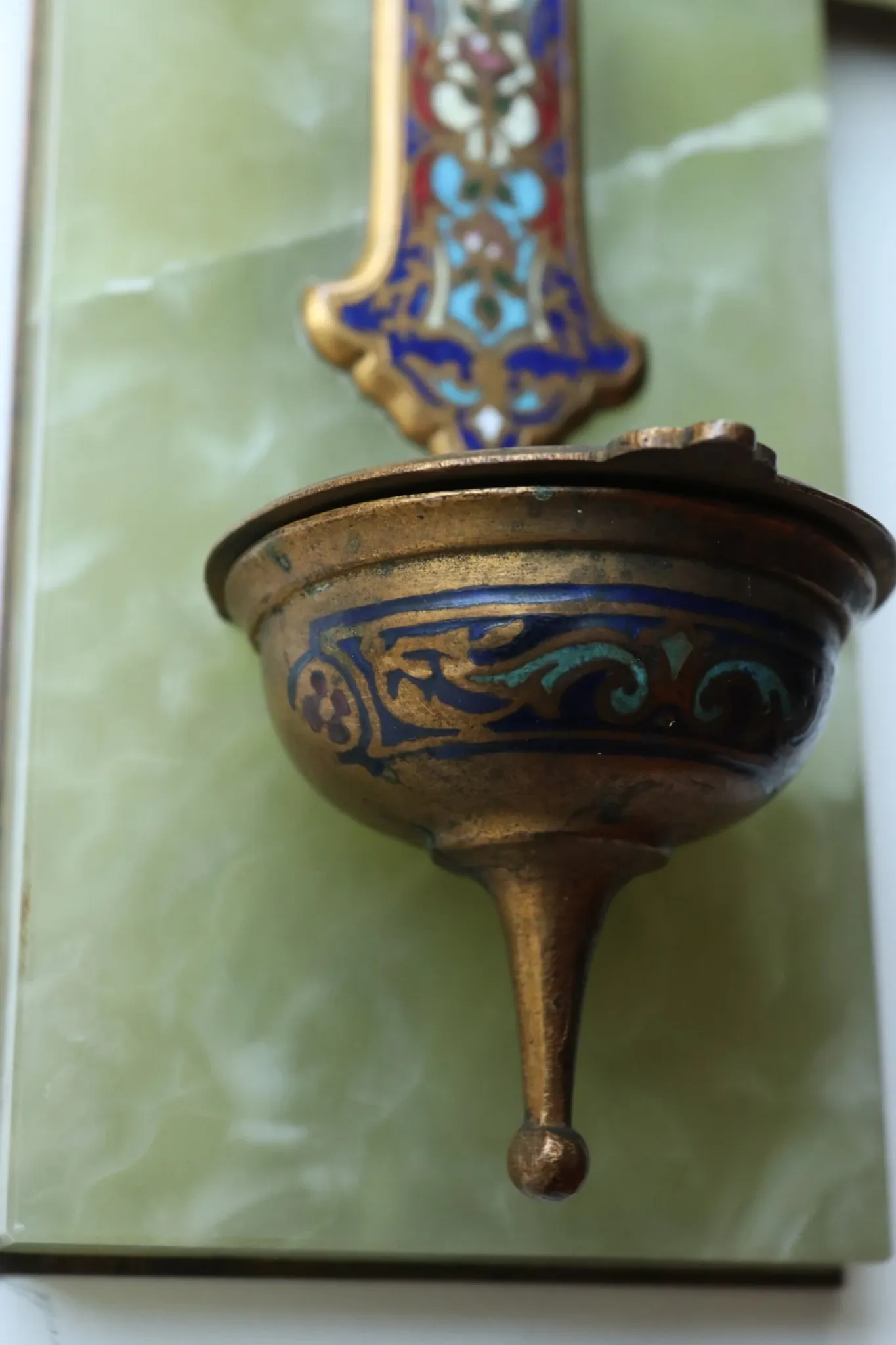 Fontaine d'eau bénite française du 19e siècle en onyx vert et émail champlevé