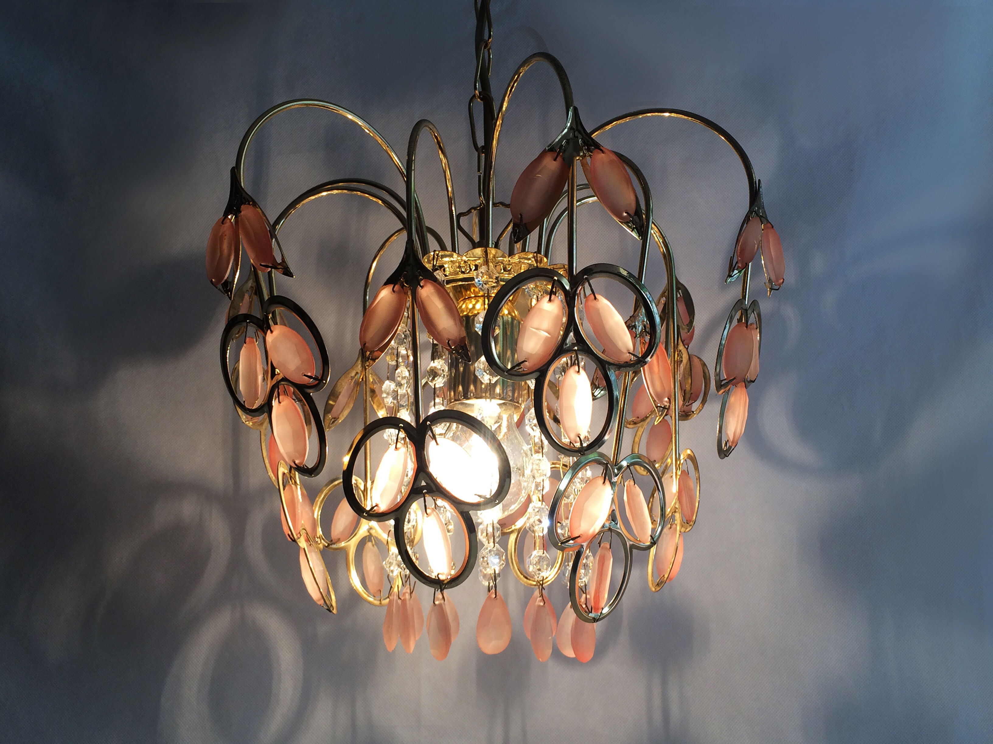 Lustre vintage suspension en métal doré et laiton feuilles en verre rose et pampilles. Année 70 80
