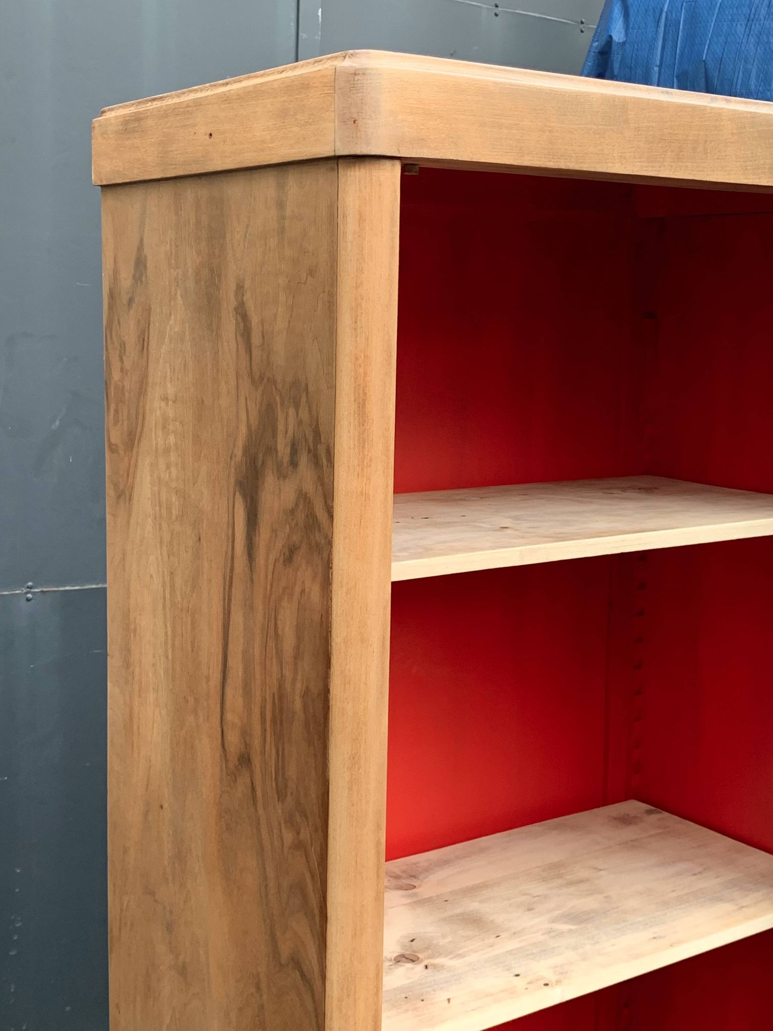 Armoire vitrée vintage bois brut 1950