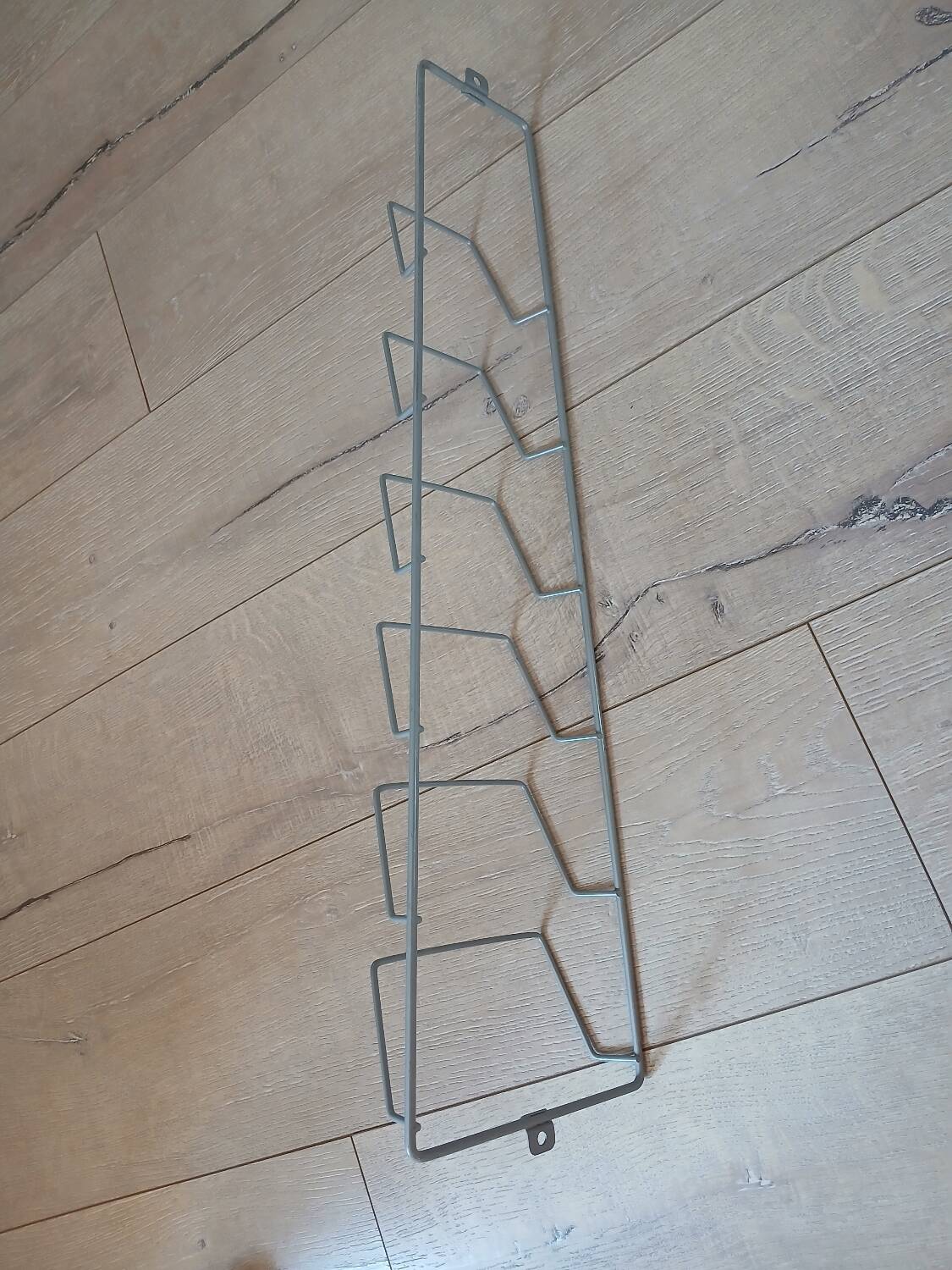 Metal wall-mounted magazine/book rack