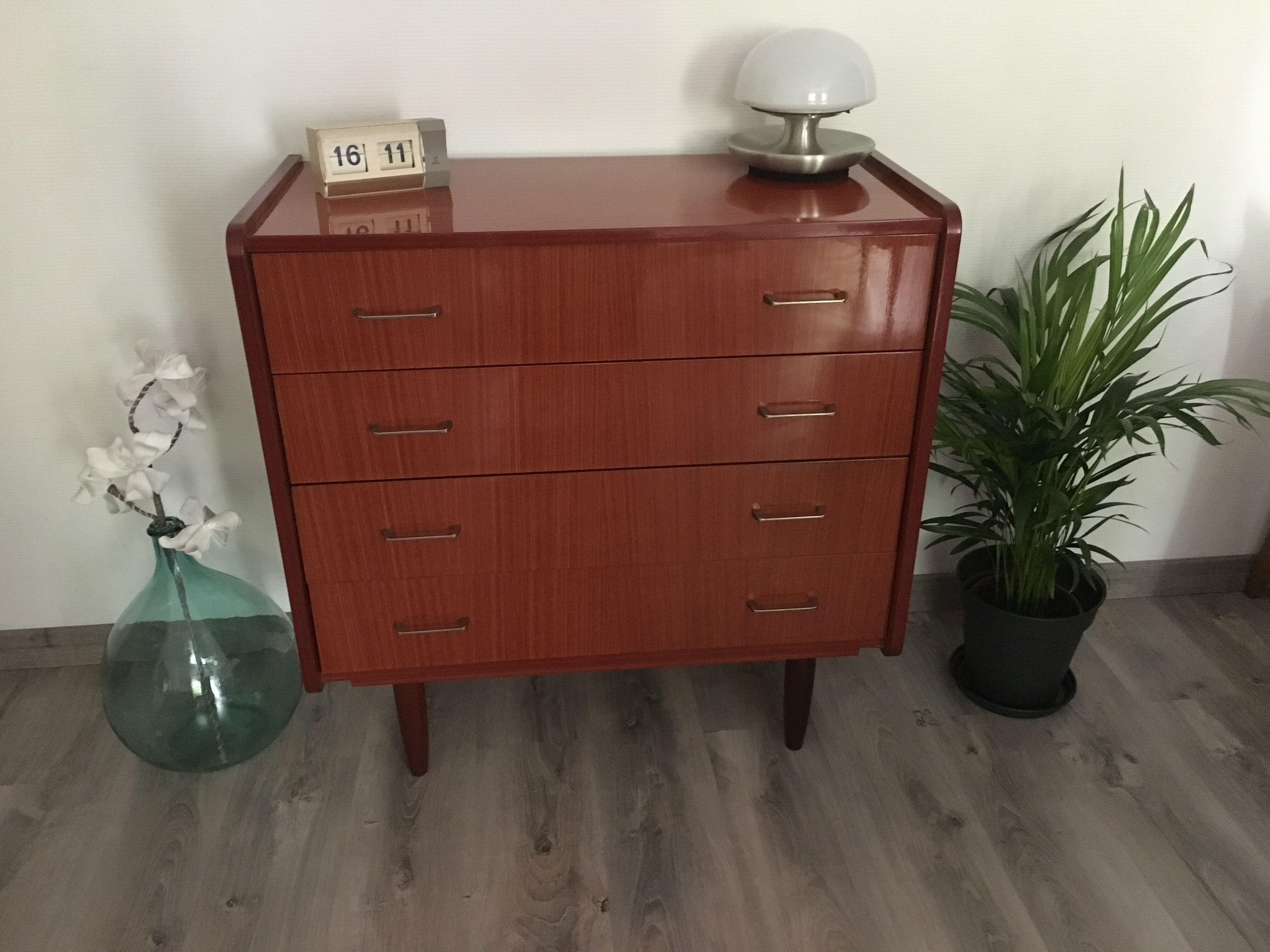 Commode vintage à pieds aiguilles