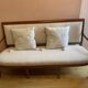 Banquette en noyer, d époque restauration, recouverte en blanc.