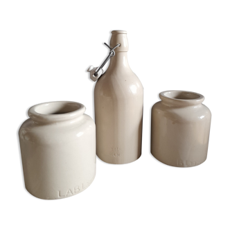 Trio céramiques blanc crème, 2  pots moutarde et 1 bouteille MKM, années 50