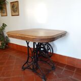 Table en bois naturel et piètement fonte ancien