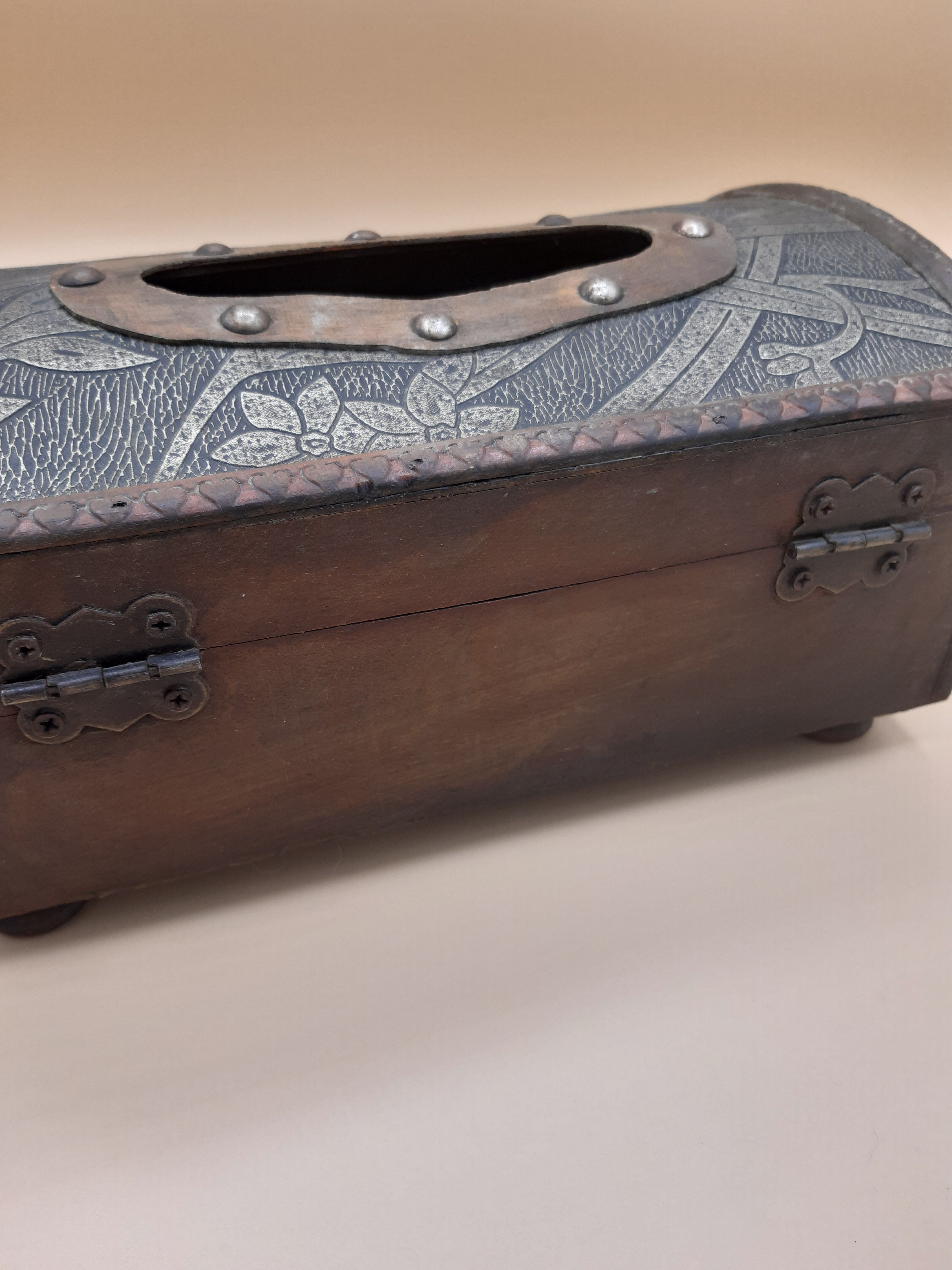 Boîte à mouchoir en bois