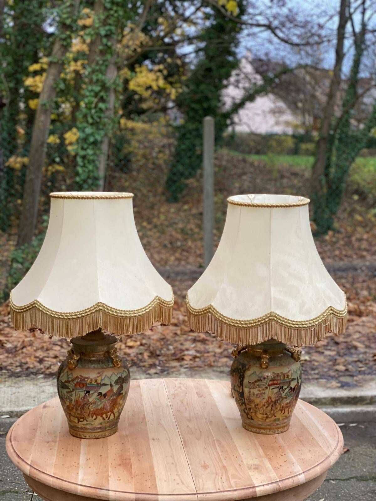 2 Japanese Satsuma lamps in gold ceramic with lampshades