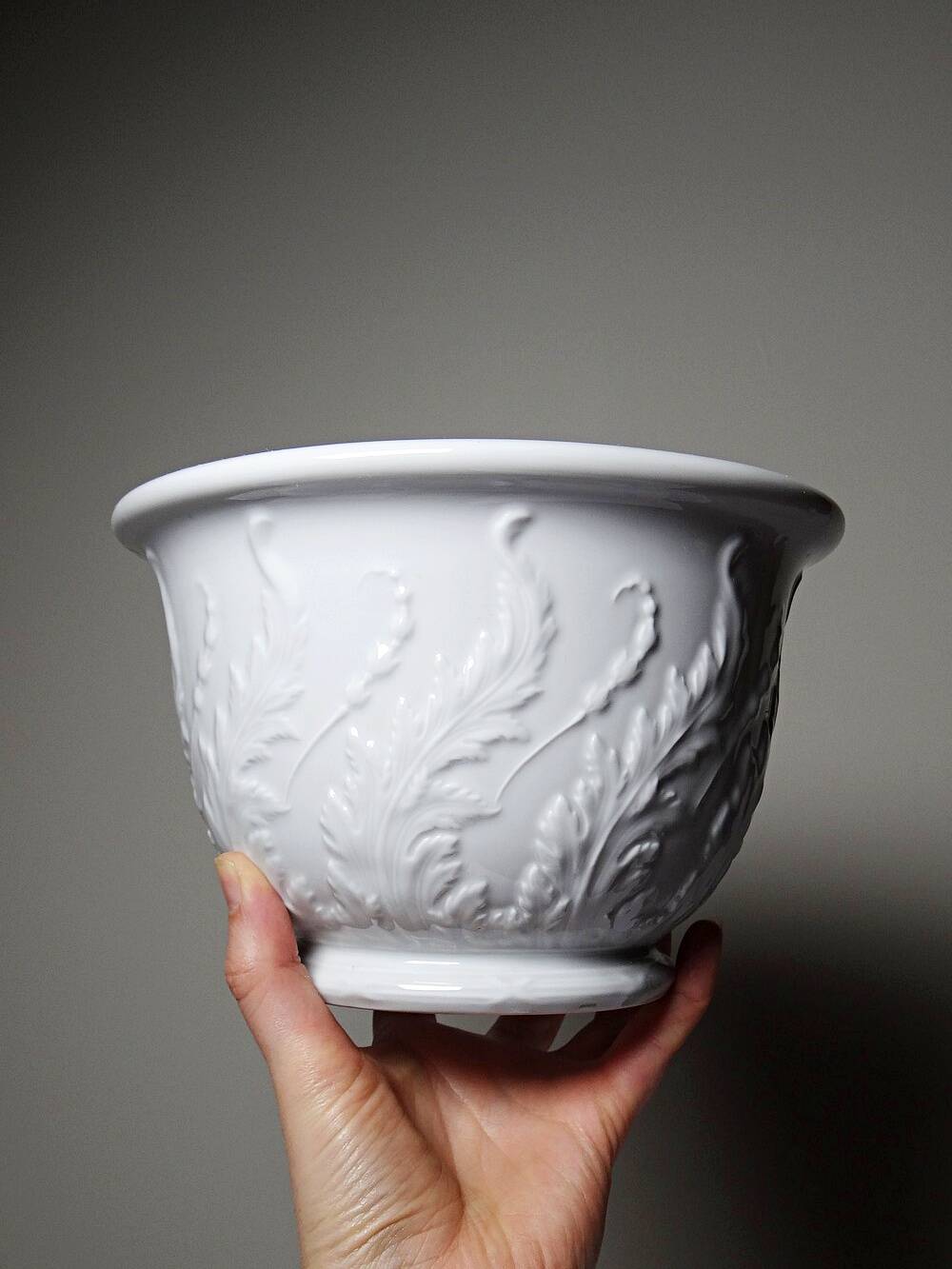 Antique cache-pot in Limoges porcelain with a relief decoration of foliage.