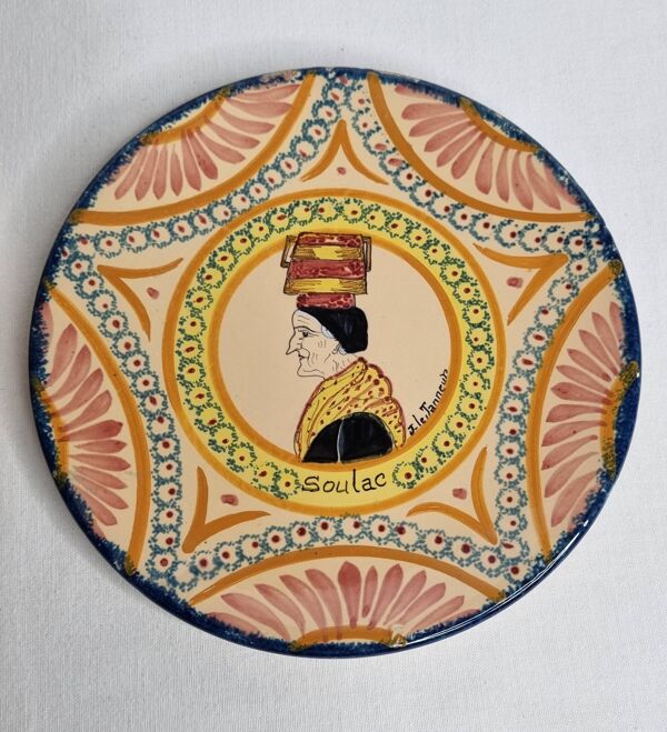 Paire d’assiettes Henriot Quimper, décor Soulac, signées, 1973