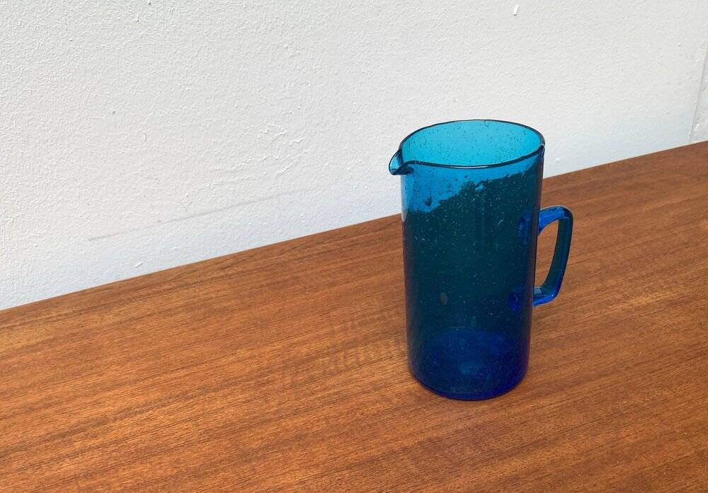 Broc en verre bleu fait main du milieu du siècle, années 1960