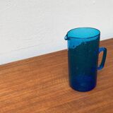 Broc en verre bleu fait main du milieu du siècle, années 1960