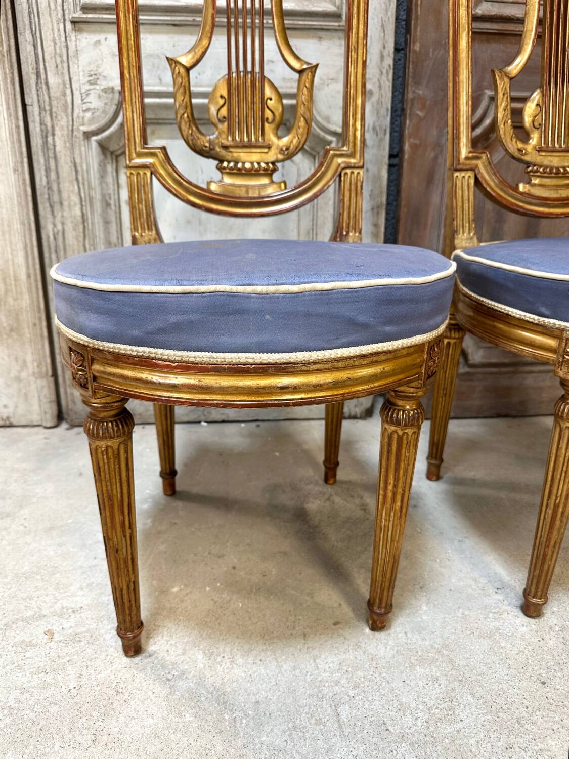 Paire de chaises style Louis XVI en bois doré