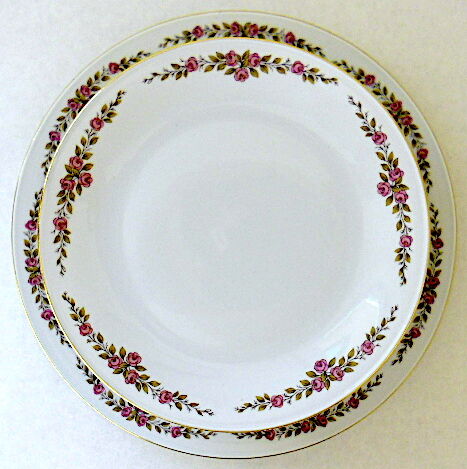 Bavarian porcelain dessert service with floral decoration. Around 1960.