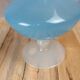 Vase en opaline bleue sur pied – vintage