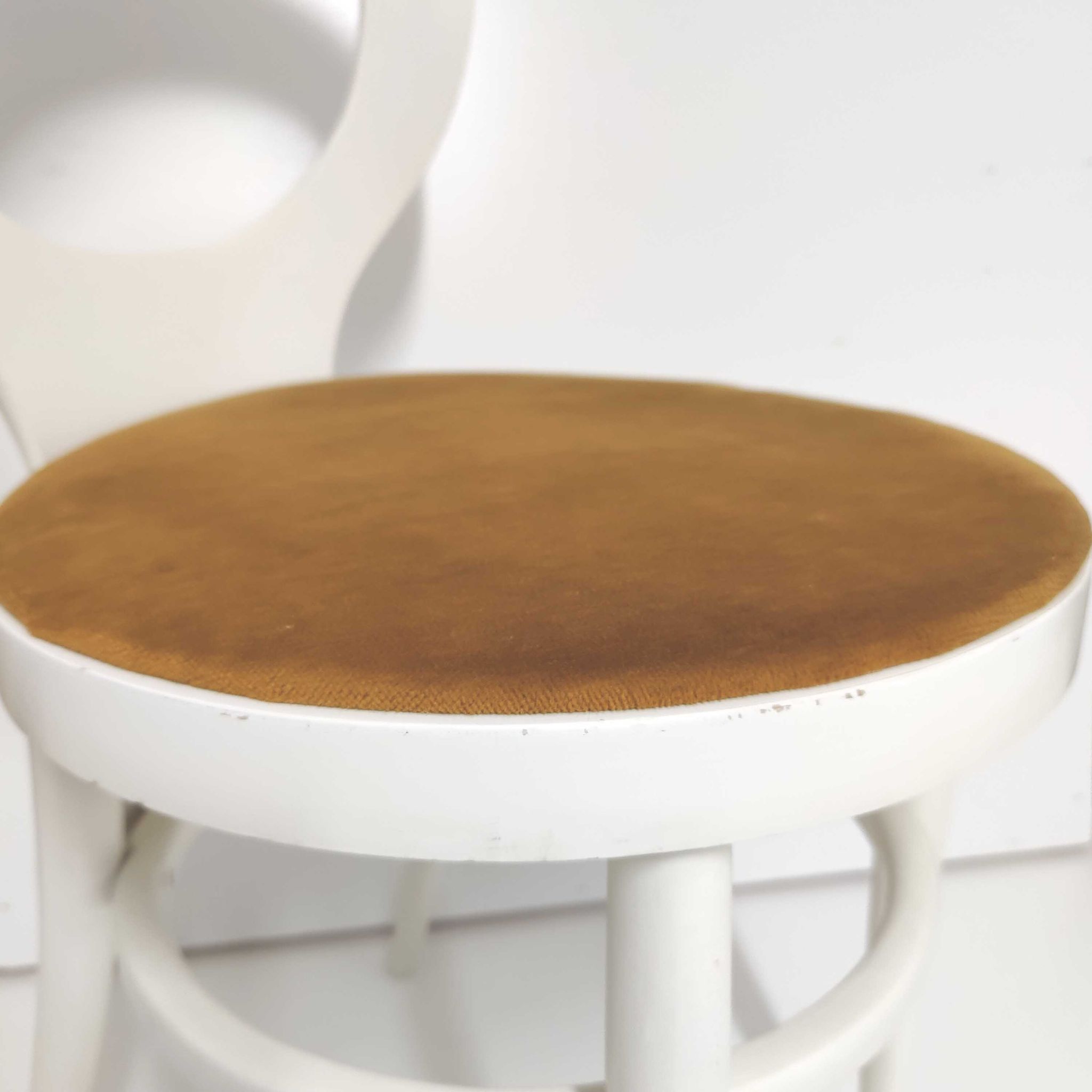 Chaise baumann bistrot mouette en bois blanc et velours jaune