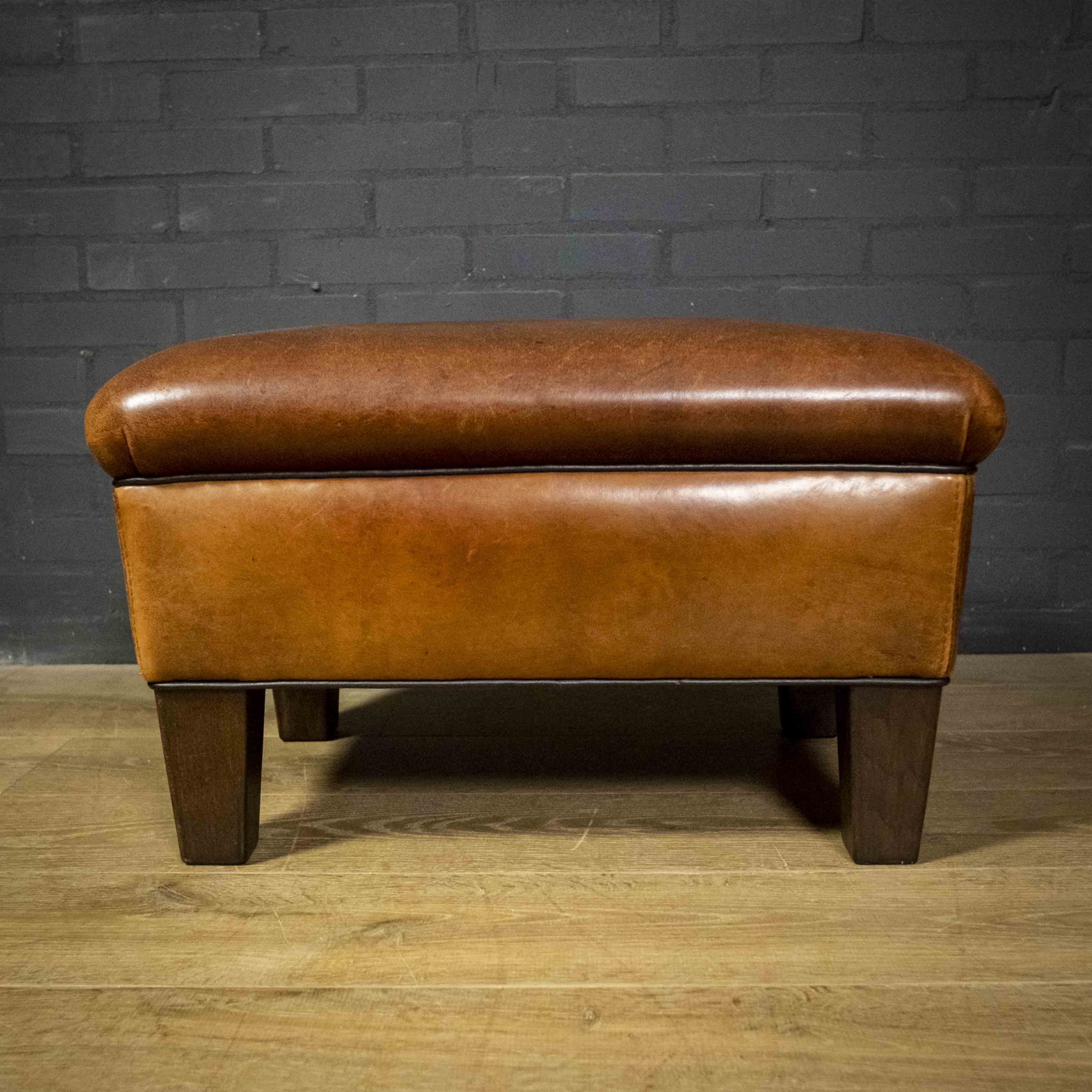 Ensemble de fauteuils club vintage en peau de mouton (Cuir de mouton) avec tabouret
