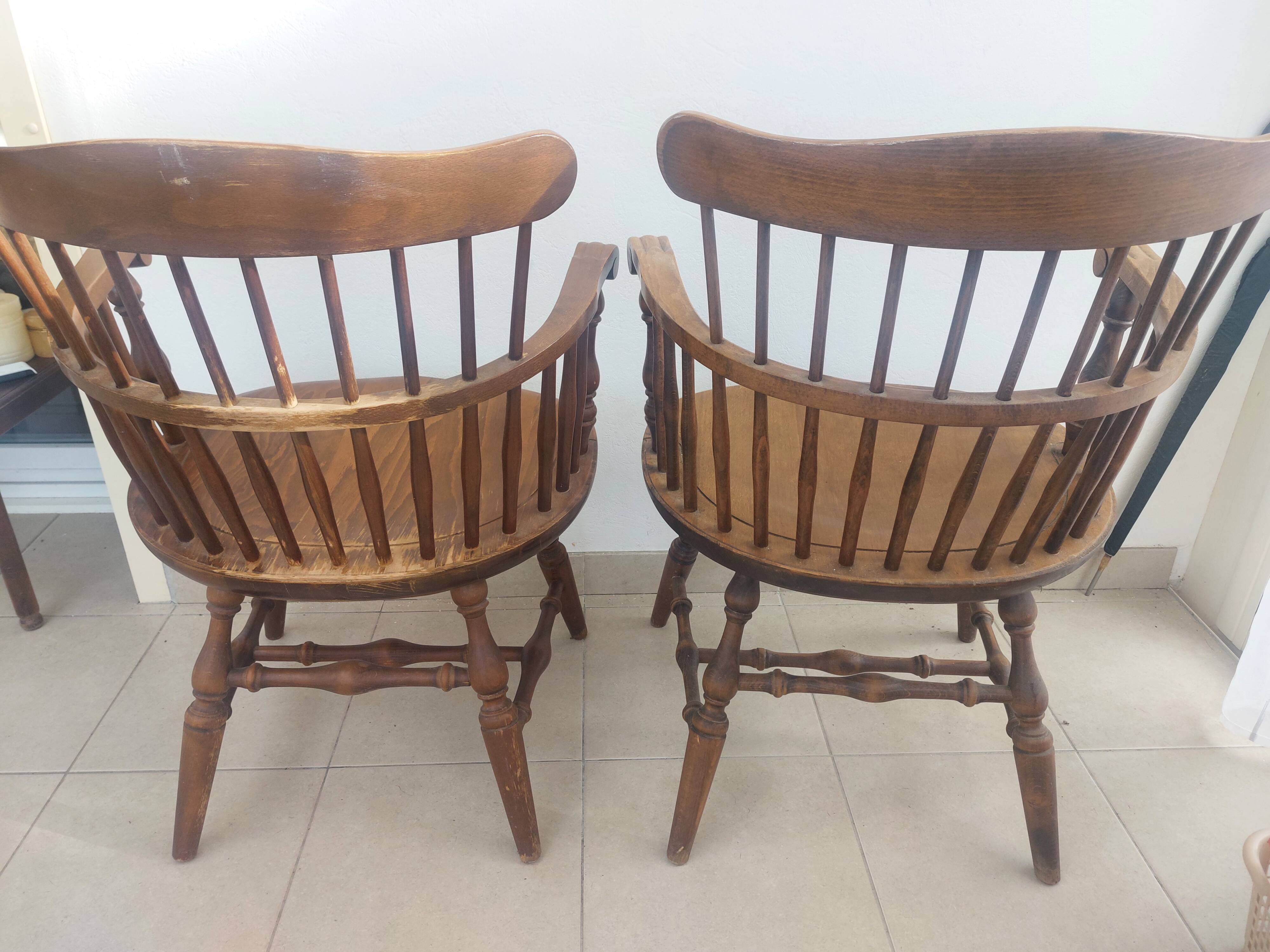Pair of Windsor armchairs - Noticeable signs of use