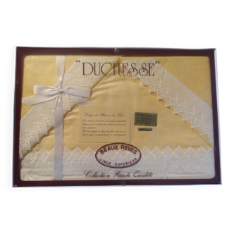 Old yellow and white lace bedding set from the Duchesse brand, 100% cotton