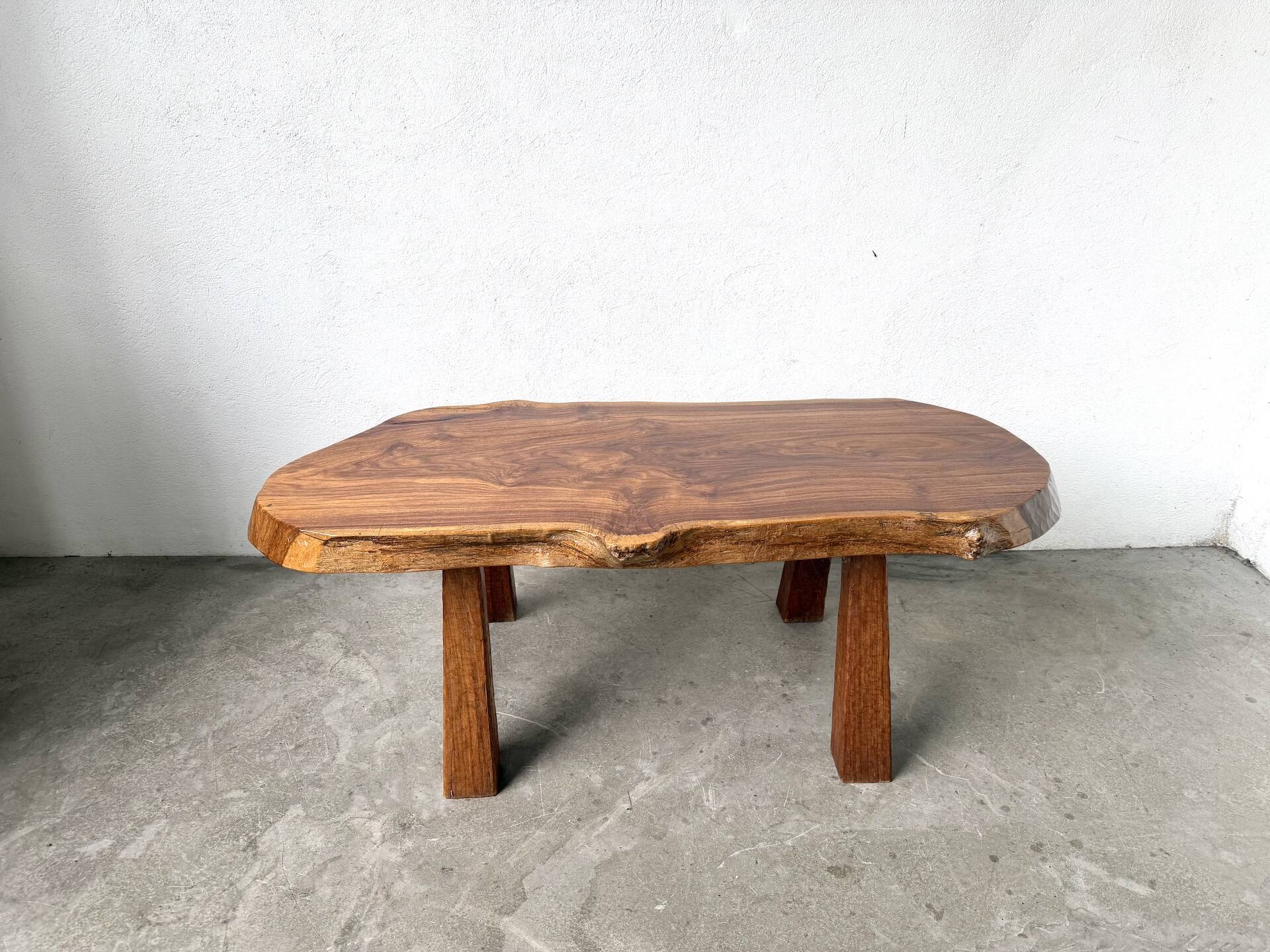 Table basse brutaliste en noyer massif, plateau slab live edge, France