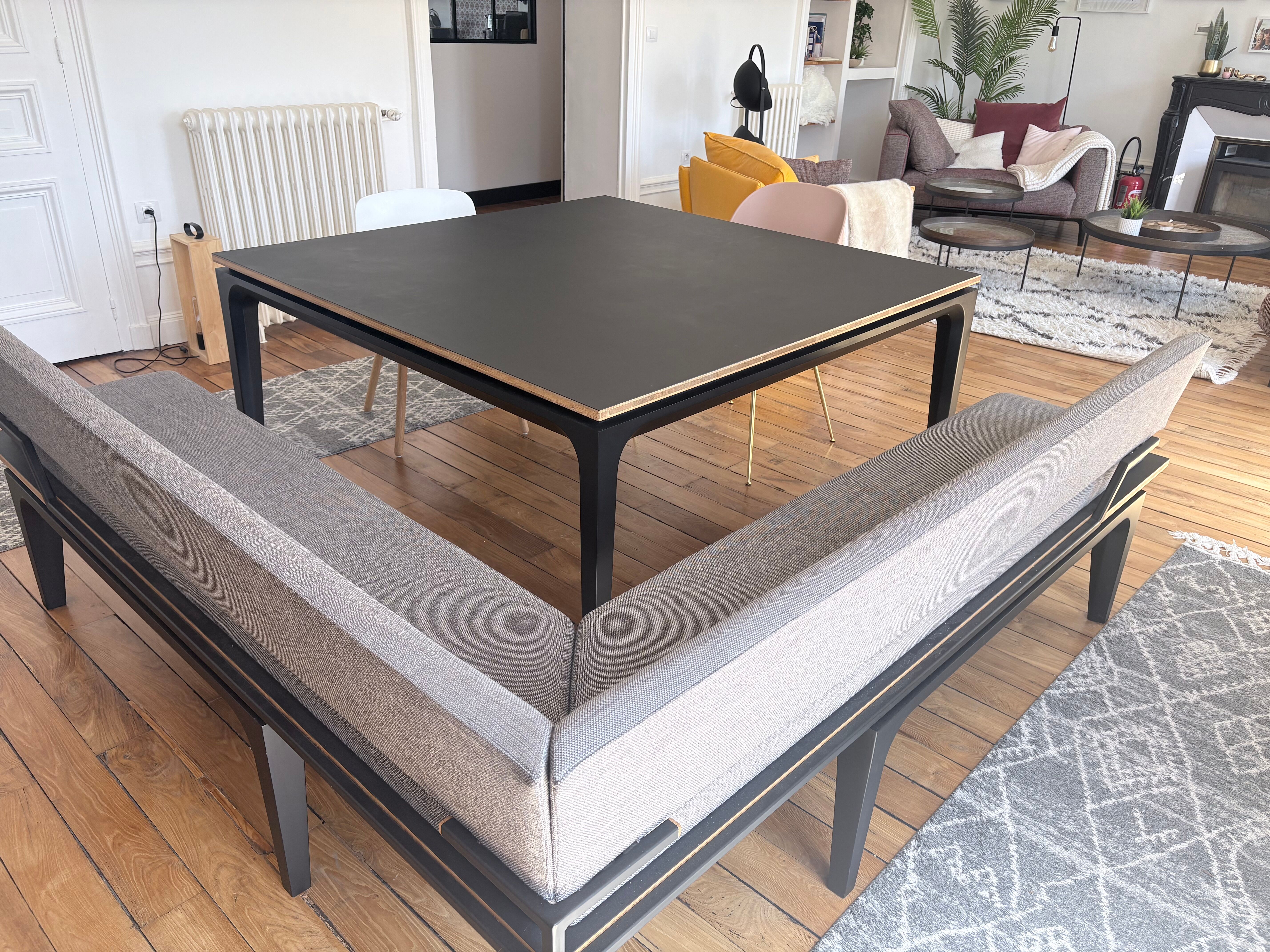Vente : Table de salle à manger carrée sur mesure + banquette d'angle — lot