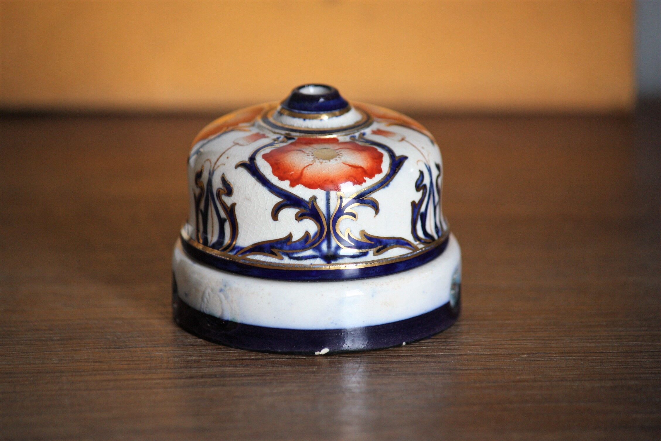 Interrupteur en porcelaine décorée