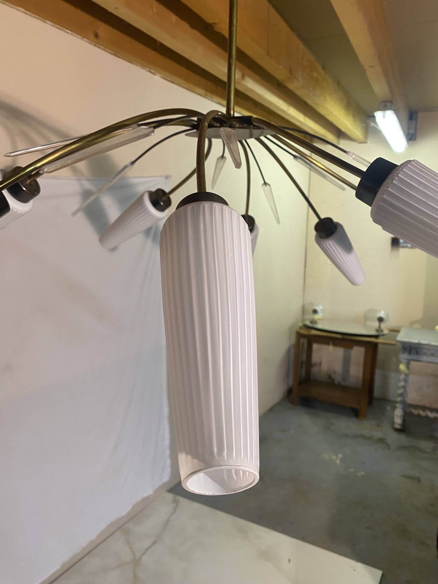 Vintage 8-light chandelier in brass and ribbed opaline glass