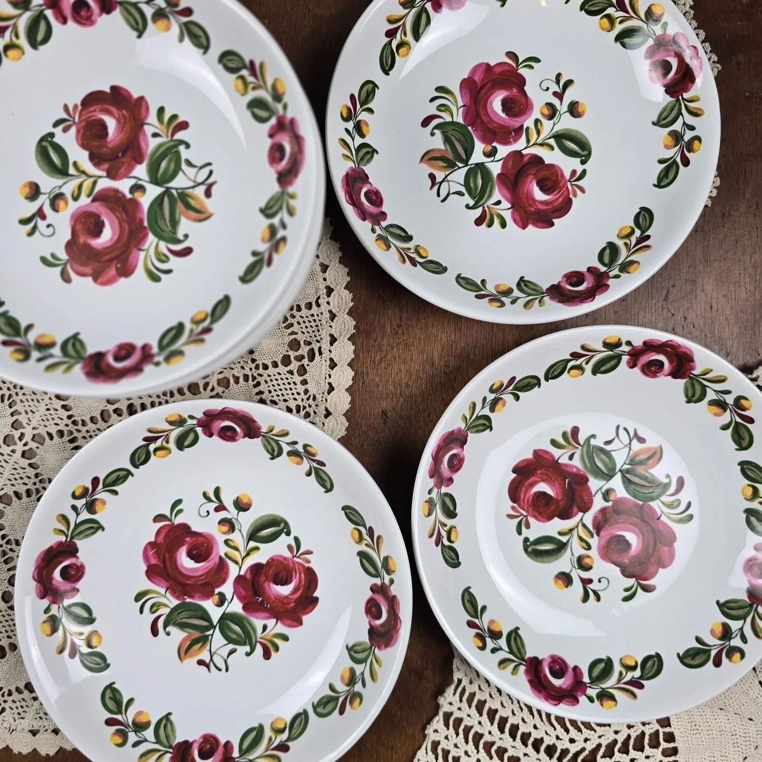 Ensemble de 12 assiettes creuses Moulin des Loups Ottawa – Fleurs bordeaux