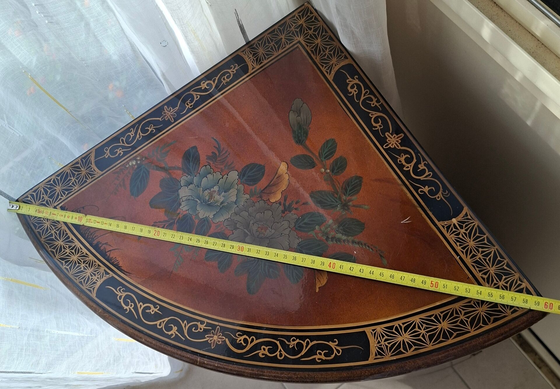 Meuble d'angle en bois laqué et peint à la main —  style asiatique