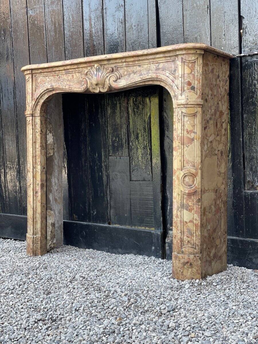 Cheminée de style Louis XV en marbre brèche d’Alep