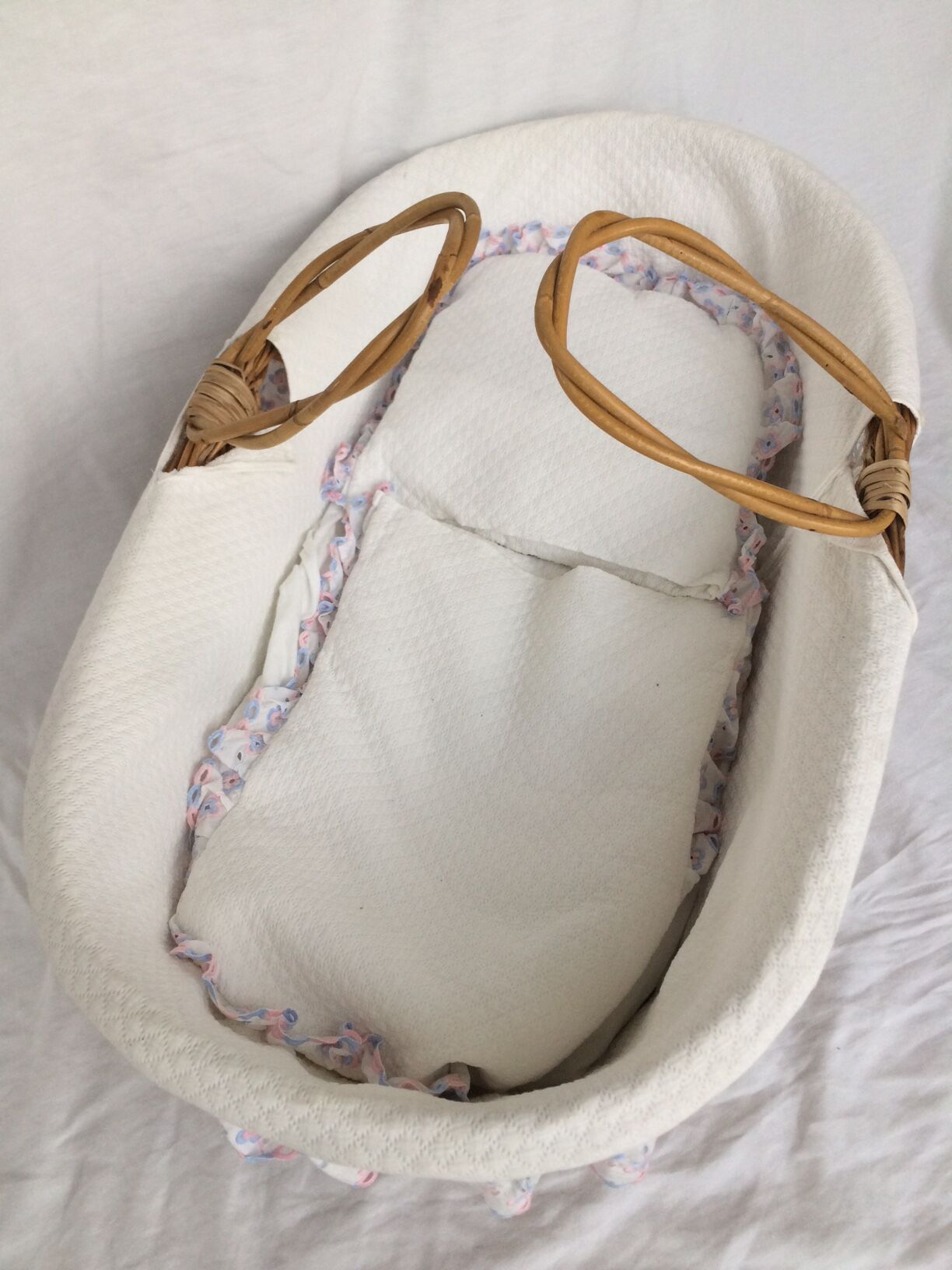 Bassinet in rattan, his mattress, pillow and bed linens