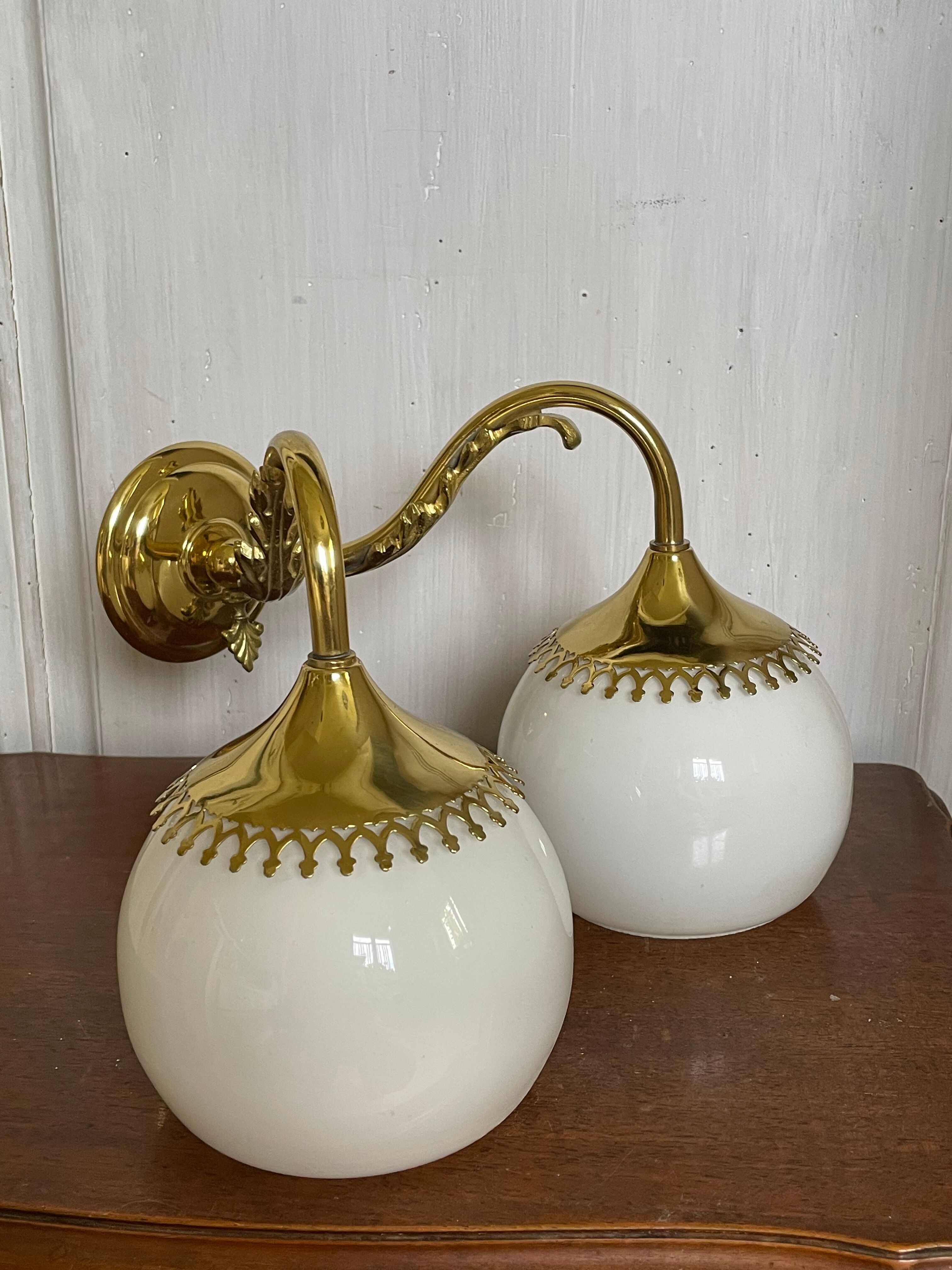 Paire d’appliques laiton et opaline vintage