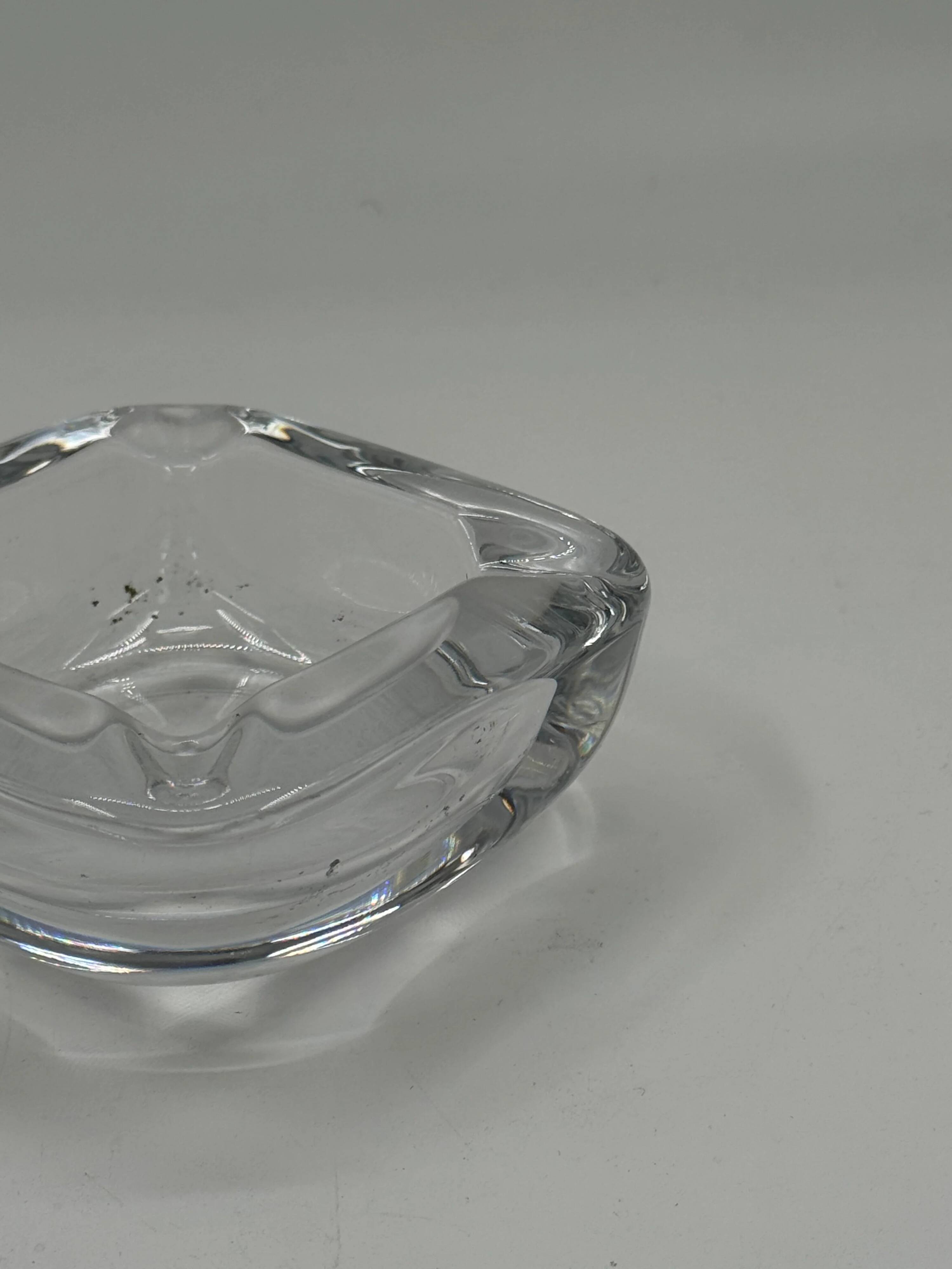 Cendrier vintage en verre pressé à coins facettés, forme carrée