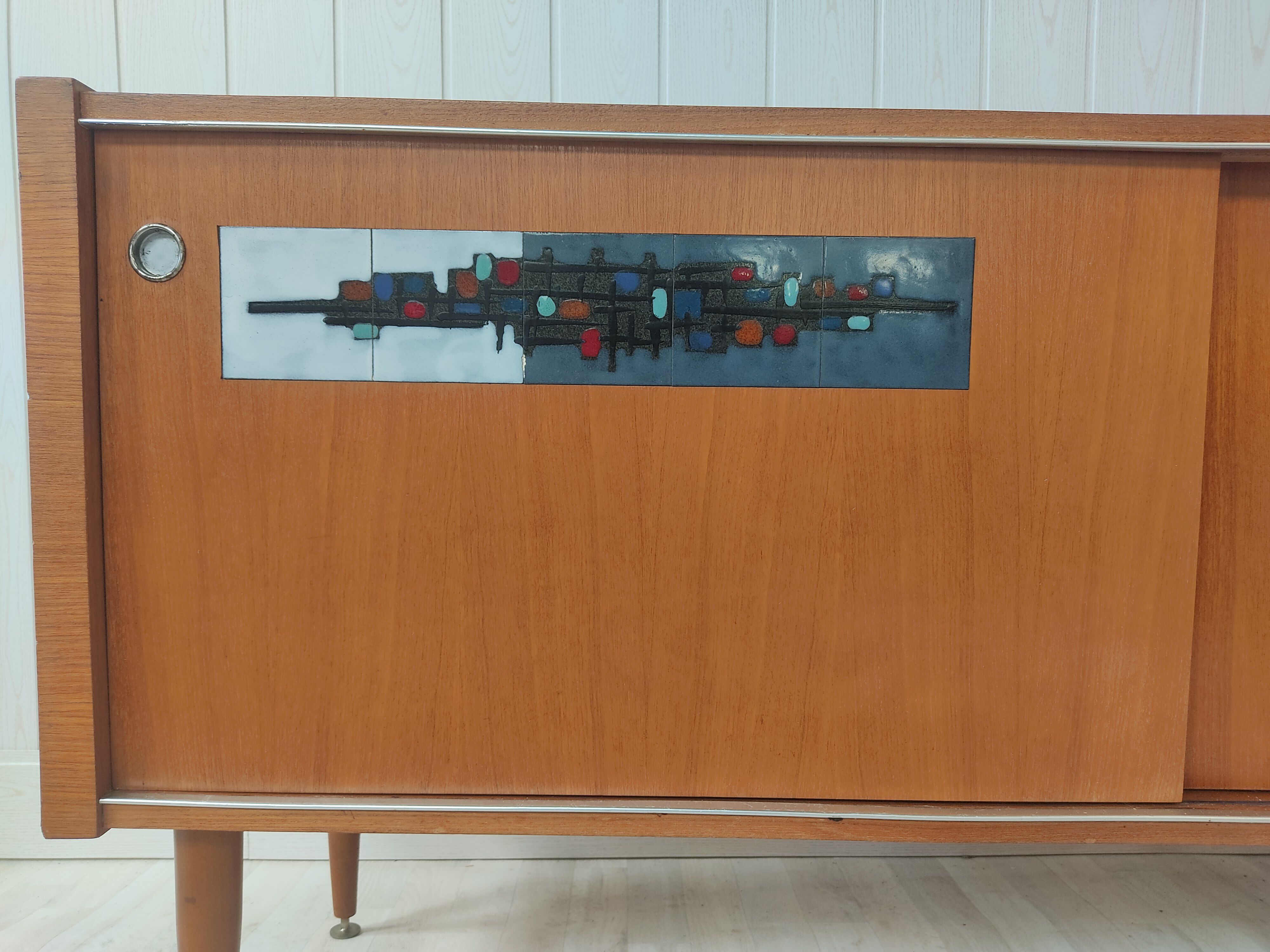 Vintage teak and ceramic décor