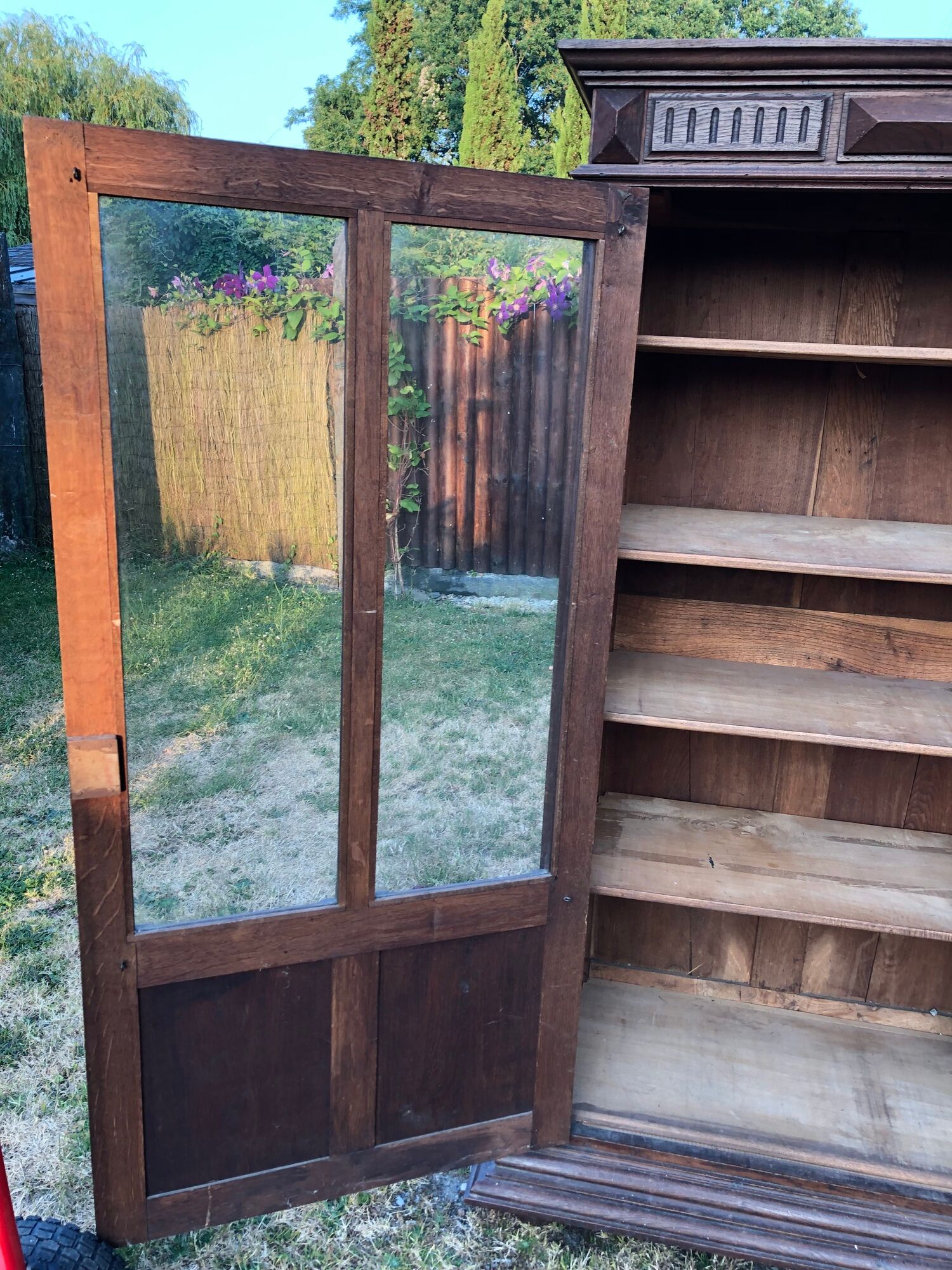 Armoire vintage parisienne à 1 porte vitrée en chêne massif.