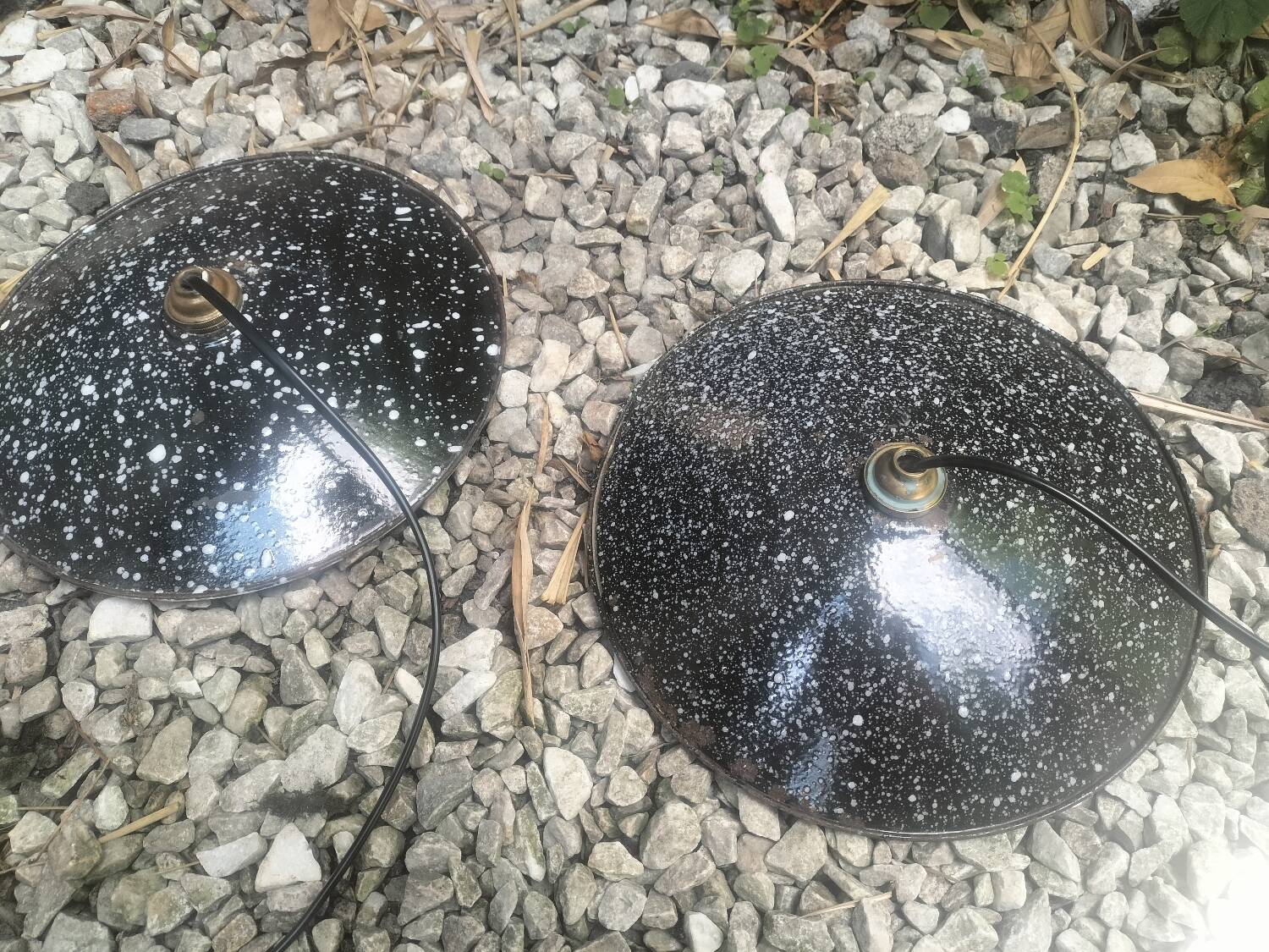 2 enamelled sheet metal suspensions