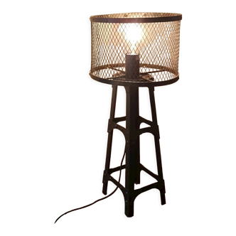 Industrial lamp in black metal to pose.