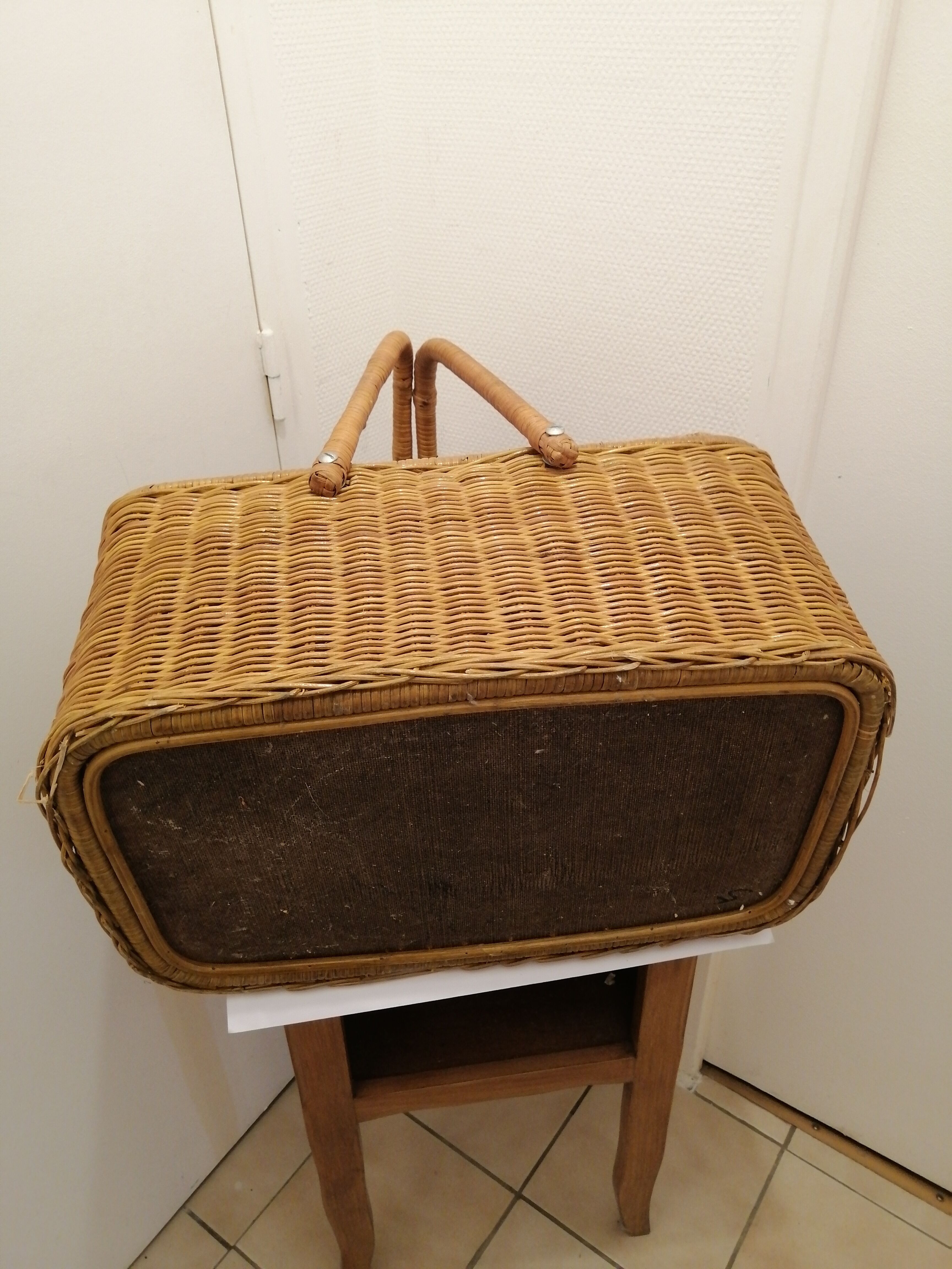 Picnic basket year 1960 vintage wicker
