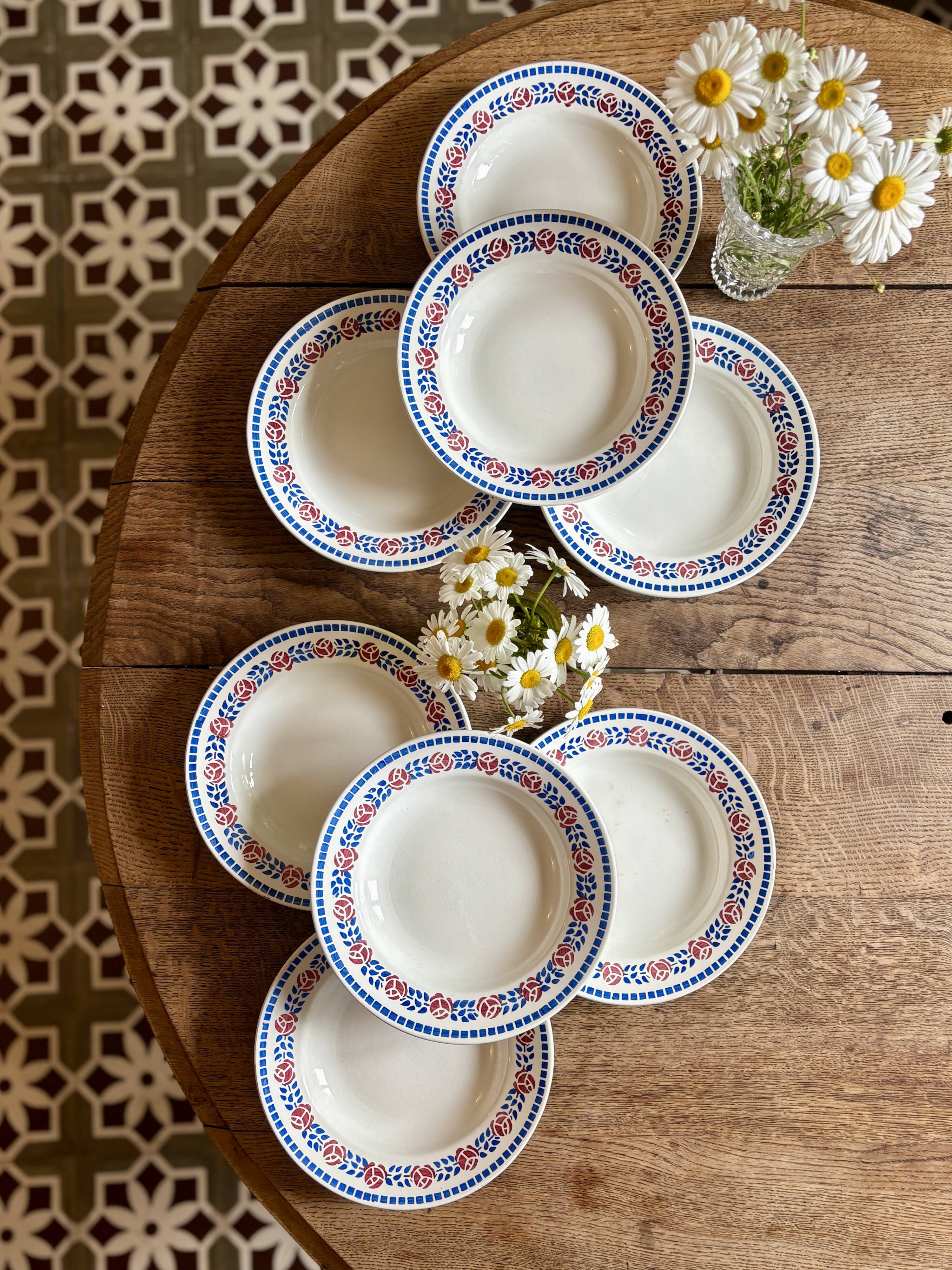 Set of 8 vintage deep plates