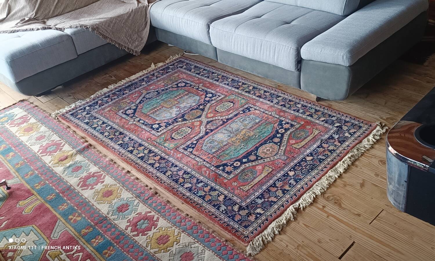 Vintage Iranian Kenareh rug from the 1980s. Handcrafted.