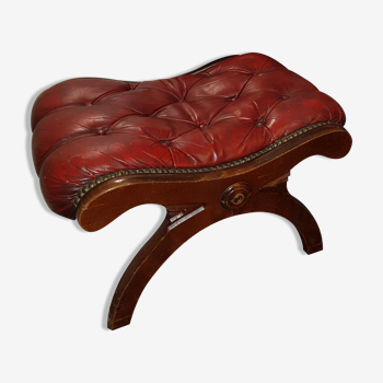 Repose pied canapé Chesterfield rouge