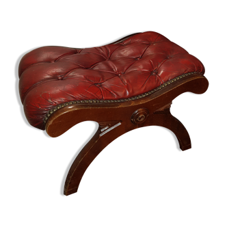 Repose pied canapé Chesterfield rouge
