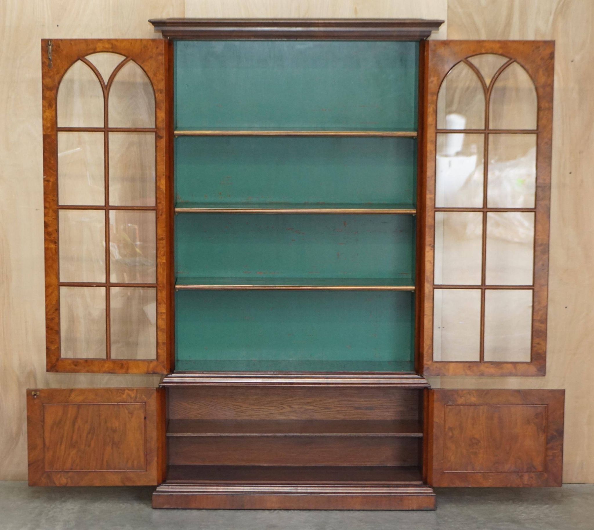 Bibliothèque victorienne en noyer loupe avec portes vitrées gothiques