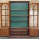Bibliothèque victorienne en noyer loupe avec portes vitrées gothiques