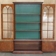 Bibliothèque victorienne en noyer loupe avec portes vitrées gothiques