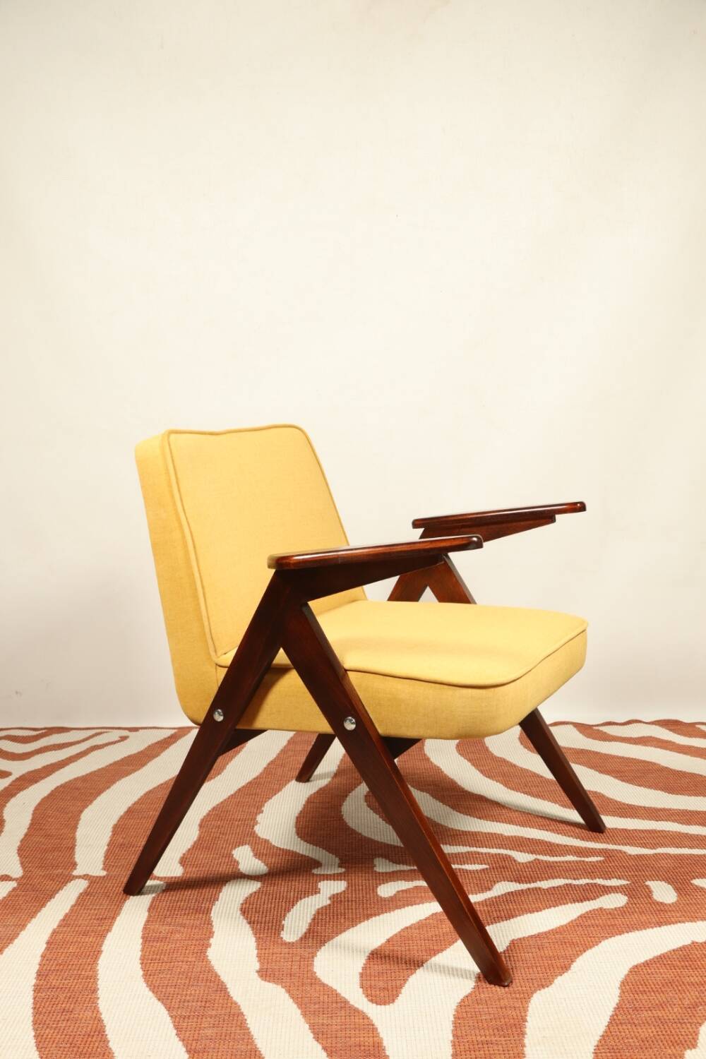 Fauteuil en bois et velours jaune par Chierowski